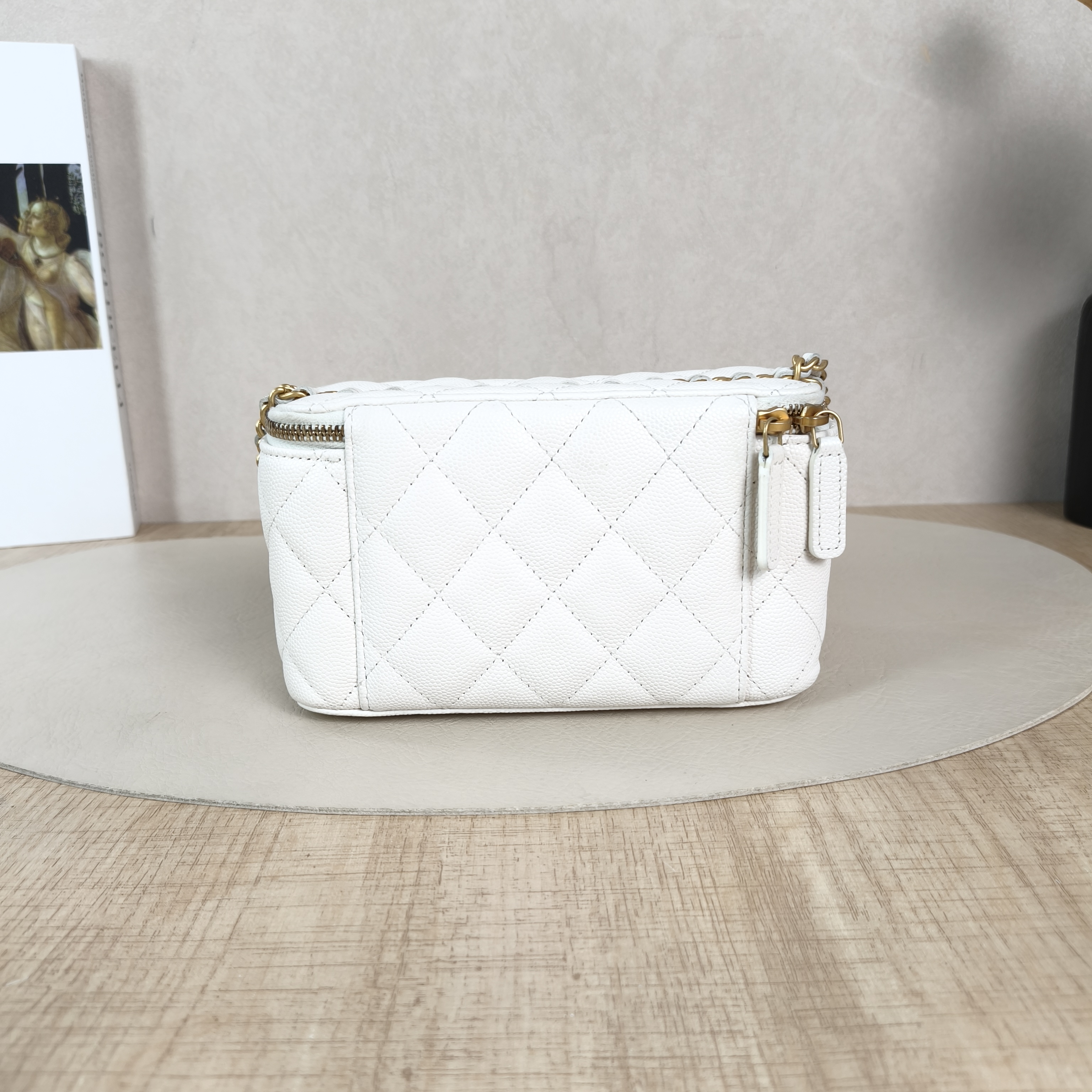 Chanel Crossbody Bag Edition White Grained Calfskin One Size16 × 8 × 9.5 cm — cover view 4 of 6