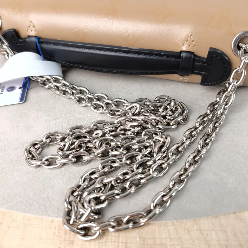 Louis Vuitton Shoulder Bag Very Chain Chain Bag Calfskin One Size24 × 8 × 15 cm — detail view 5 of 14