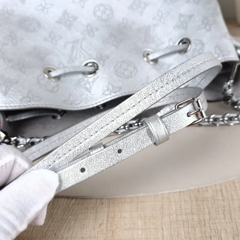 Louis Vuitton Crossbody Bag BELLA White Lambskin One Size 22 × 14 × 19 cm — detail view 3 of 11