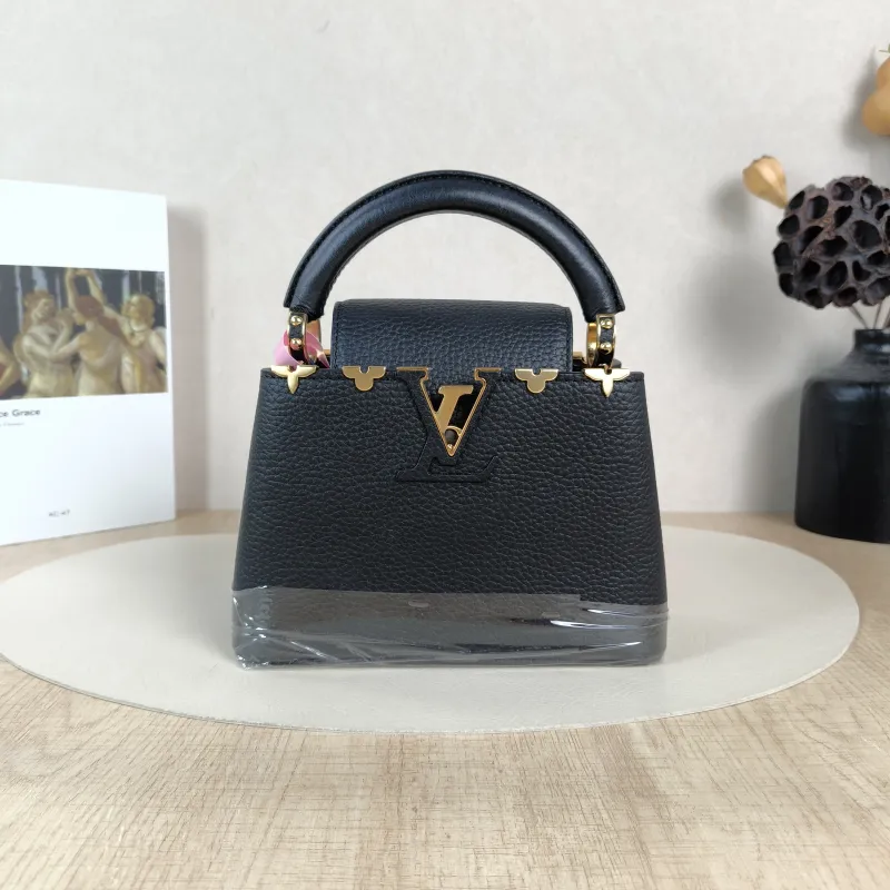 Louis Vuitton Crossbody Bag Capucines Black · Calfskinmini21 × 8 × 14 cm