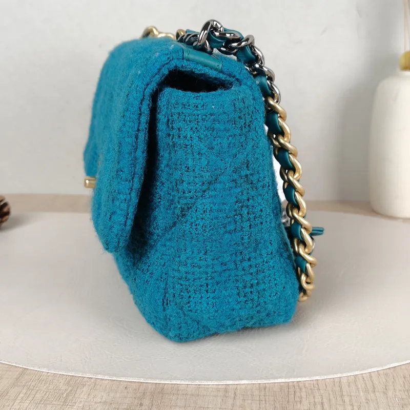 Chanel Crossbody Bag 19Bag Green Small 26 × 9 × 16 cm 29 — detail view 5 of 15