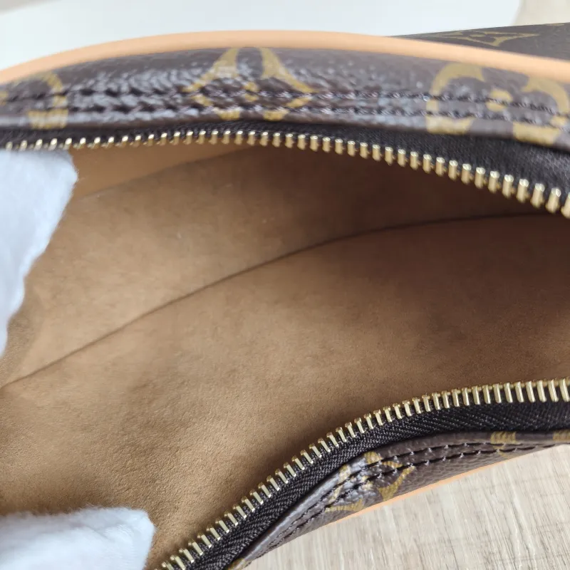 Louis Vuitton Crossbody Bag Loop Monogram PVC Small 23 × 6 × 13 cm — detail view 8 of 10