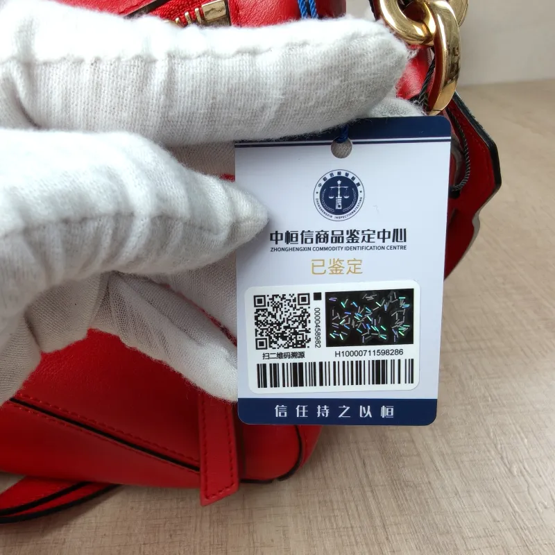 LOEWE Crossbody Bag Puzzle Red Calfskin Medium29 × 14 × 19.5 cm — detail view 9 of 17