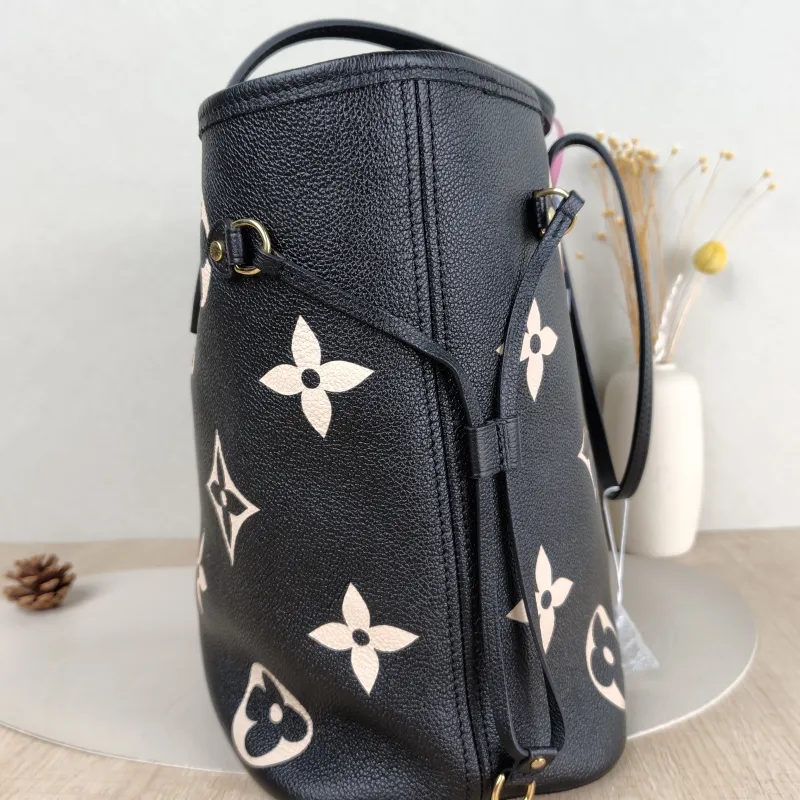 Louis Vuitton Shoulder Bag Neverfull Black · White Calfskin Medium 31 × 14 × 28 cm — detail view 6 of 10