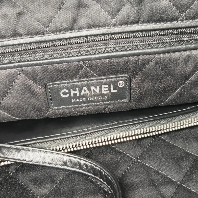 Chanel Shoulder Bag22Bag Black CC alfskin Medium39 × 8 × 42 cm — detail view 9 of 13