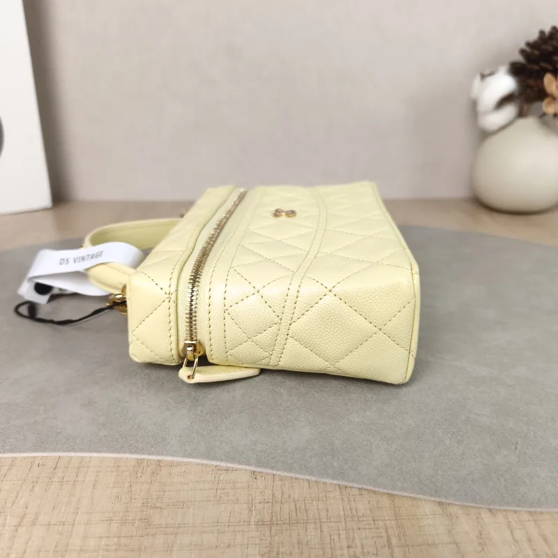 Chanel Crossbody Bag lp Yellow Grained Calfskin One Size 19.5 × 5 × 17 cm — detail view 1 of 11