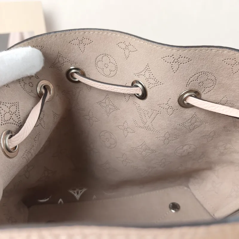 Louis Vuitton Crossbody Bag BELLA Pink Calfskin One Size 22 × 14 × 19 cm — detail view 2 of 12
