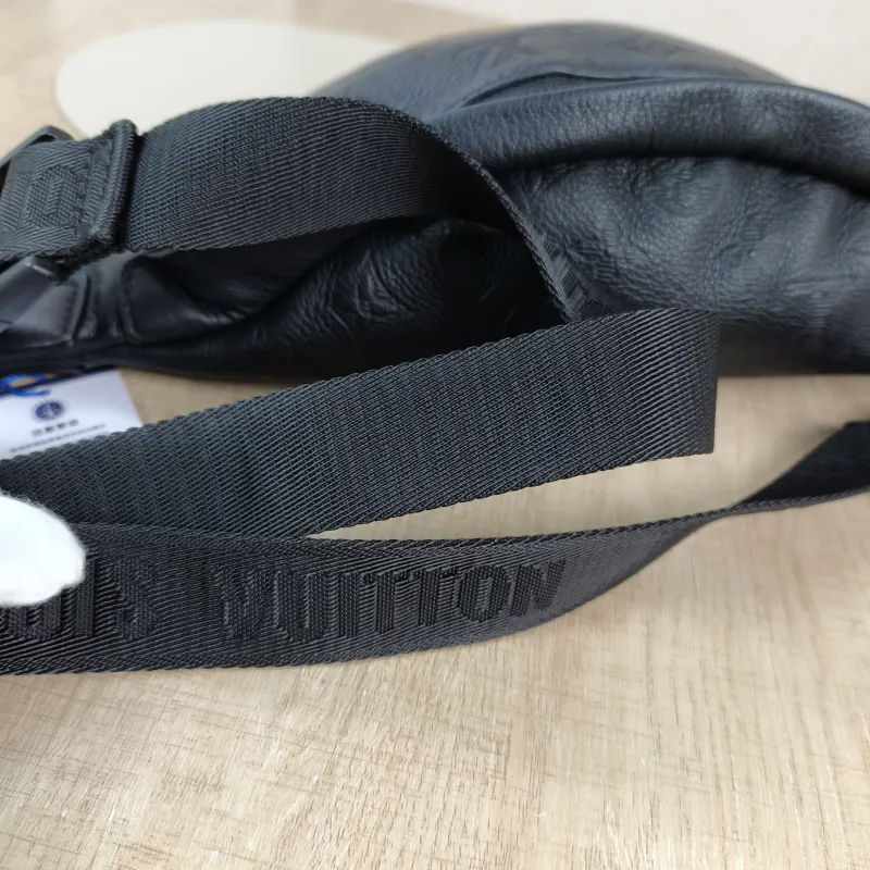 Louis Vuitton Belt Bag DISCOVERY Belt Bag Black Calfskin Small 44 × 9 × 15 cm — detail view 3 of 8