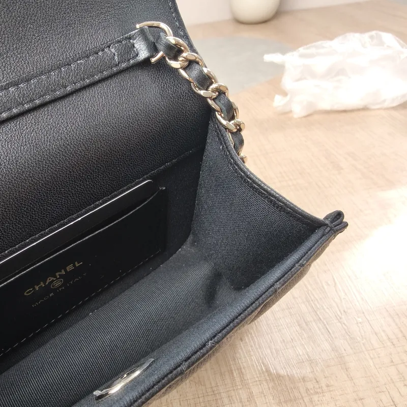 Chanel Crossbody Bag26c Pearl Black Lambskinmini15 × 5.5 × 10.5 cm — detail view 19 of 19