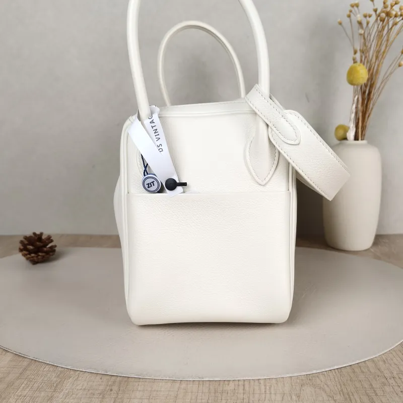 Hermès Crossbody Bag Lindy 2601White Evercolor Calfskin Small26 × 12 × 18 cm — detail view 10 of 14