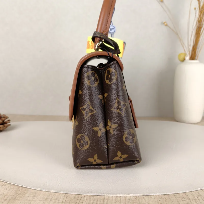Louis Vuitton Crossbody Bag MADELEINE PVC · Calfskin BB24.5 × 8 × 16 cm — detail view 4 of 15