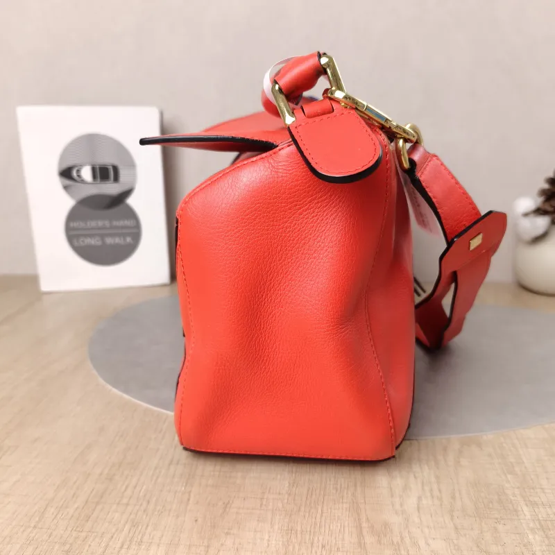 LOEWE Crossbody Bag Puzzle Red Calfskin Medium29 × 14 × 19.5 cm — detail view 3 of 17