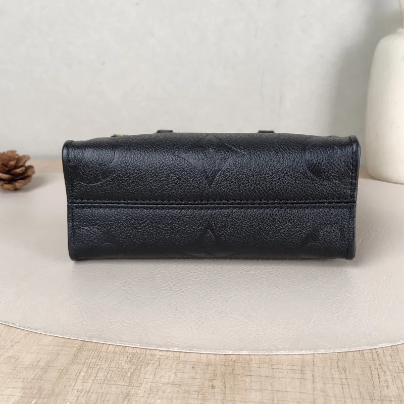 Louis Vuitton Crossbody Bag Onthego BB Black Empreinte Embossed Calfskin BB 18 × 8.5 × 15 cm — cover view 4 of 5