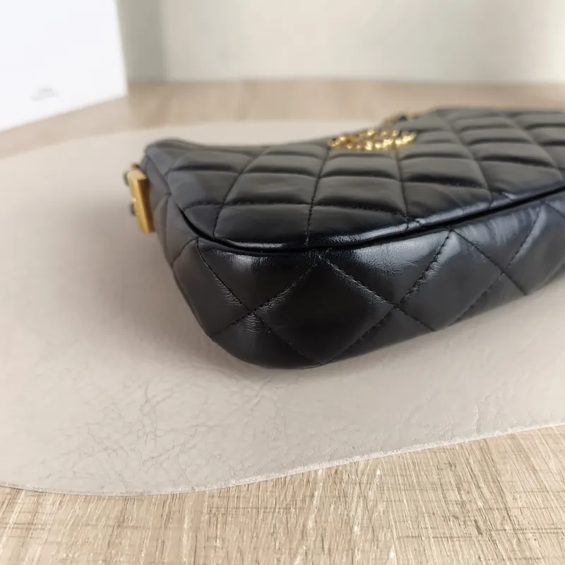Chanel Shoulder Bag hobo 19 Black Lambskin Small 20 × 4.5 × 13 cm — detail view 3 of 12