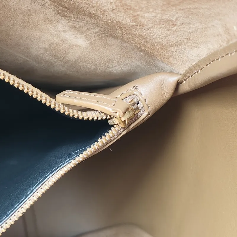 SAINT LAURENT Shoulder Bag LE 5 À 7 Hobo Brown Suede Large 30 × 13 × 31 cm — detail view 4 of 11