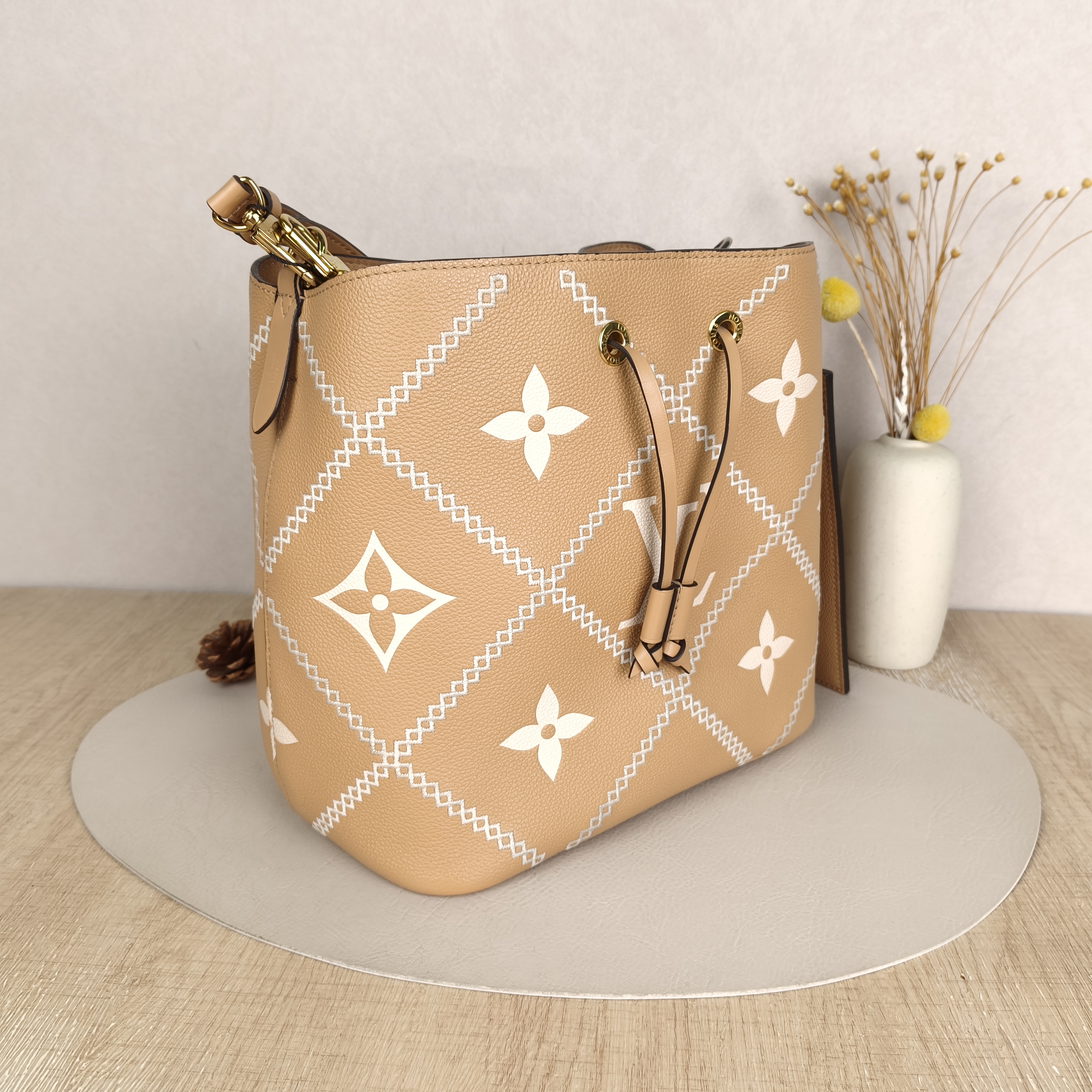 Louis Vuitton Shoulder Bag NÉONOÉ Bucket Bag Embroidered · Empreinte Embossed Calfskin Medium26 × 17.5 × 26 cm — cover view 5 of 8