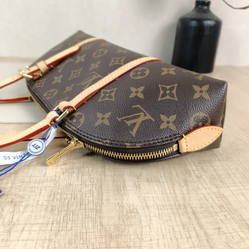 Louis Vuitton Shoulder Bag Squire East West Monogram PVC One Size29 × 8 × 14 cm — detail view 3 of 10