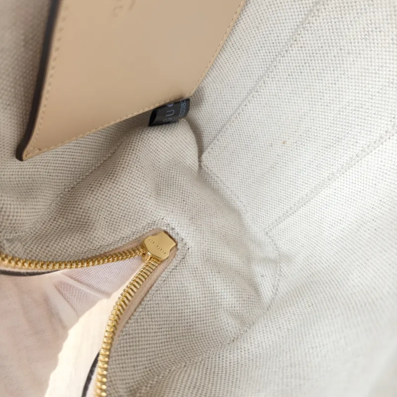 GUCCI Crossbody Bag GG matelasse Beige Calfskinmini19 × 11 × 13 cm — detail view 9 of 11