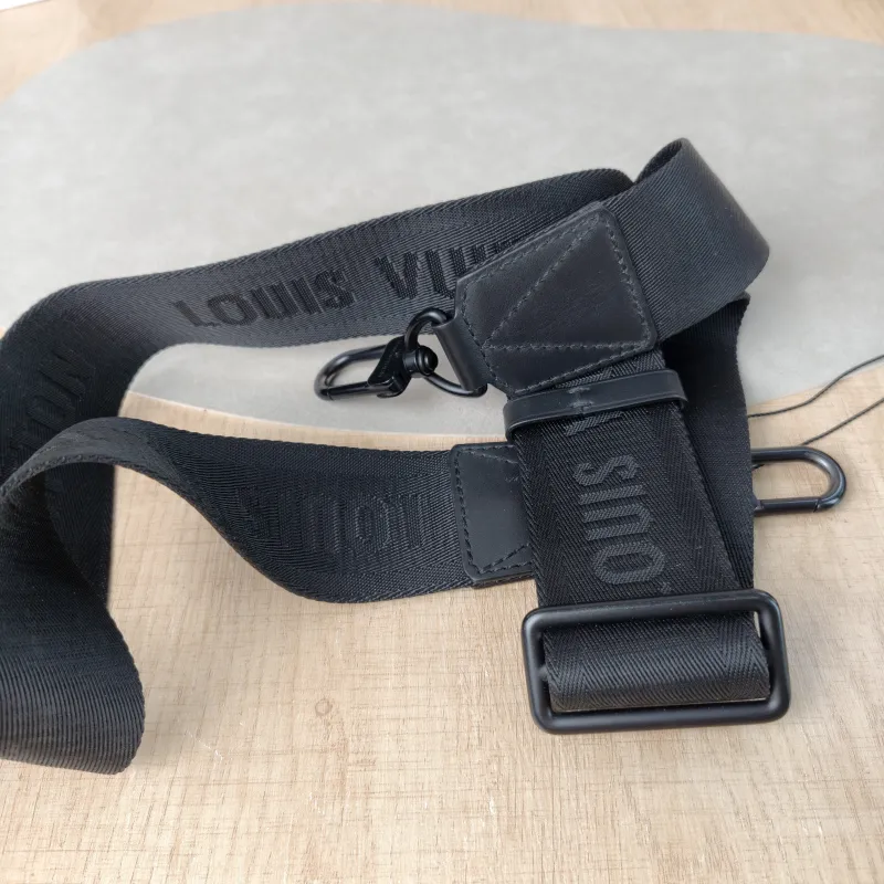 Louis Vuitton Crossbody Bag Comet Messenger Messenger Bag Black Calfskin Small23 × 8 × 12.5 cm — detail view 7 of 11