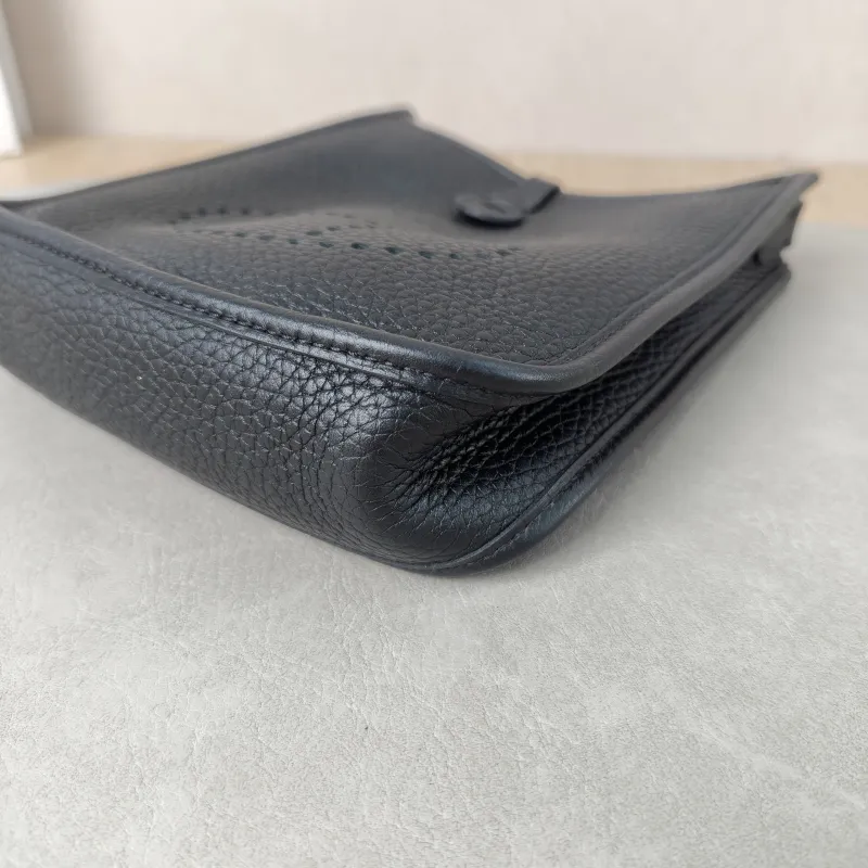Hermès Crossbody Bag Evelyne Mini 16 Mini 16 Black TC Calfskin Mini 17 × 5.5 × 18 cm U — detail view 5 of 12