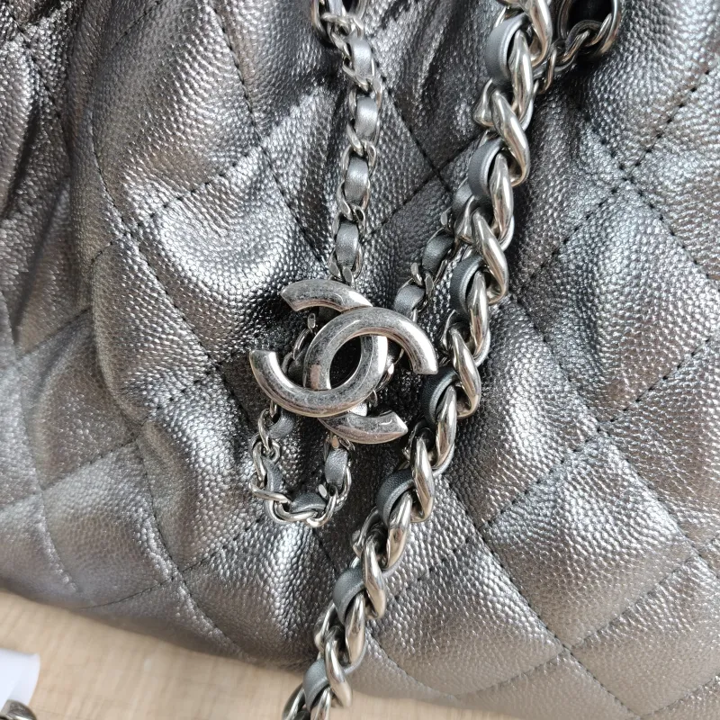 Chanel Shoulder Bag25Bag Silver Calfskin Small26 × 14 × 30 cm — detail view 7 of 12