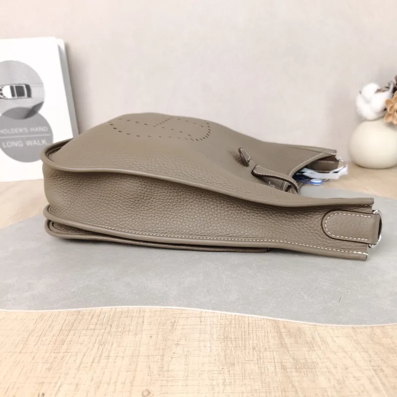 Hermès Crossbody Bag Evelyne 29 29 Taurillon Clemence TC Calfskin Small 29 × 8 × 30 cm W — detail view 3 of 12