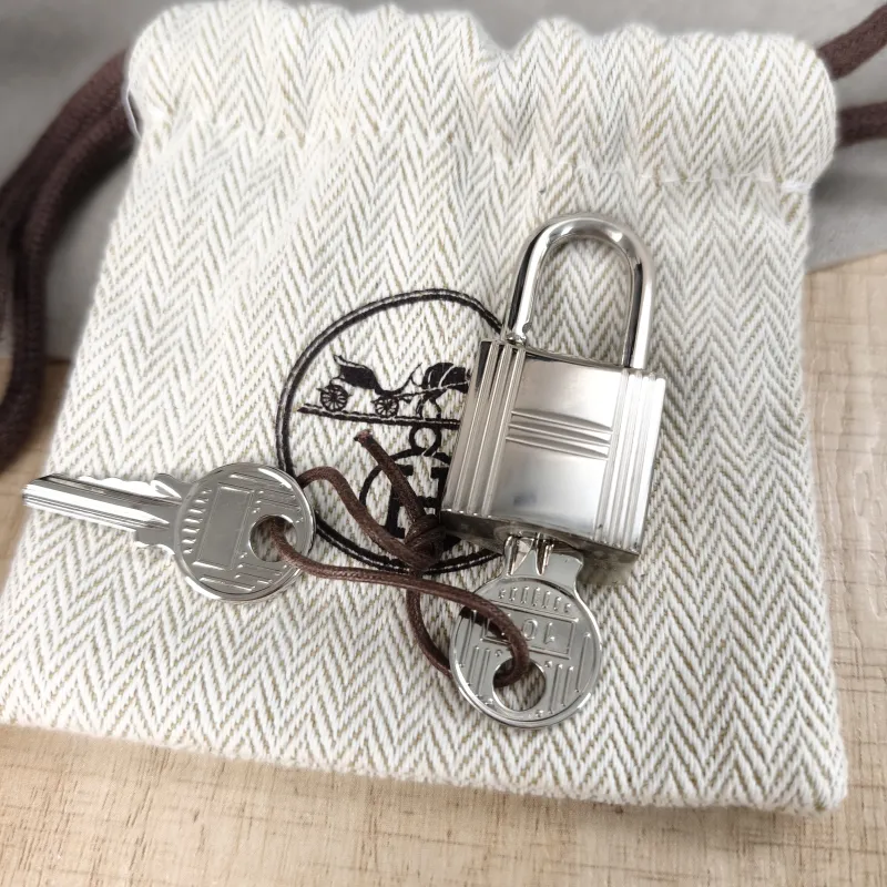 Hermès Top Handle Bag Picotin Lock 22 22Black TC Calfskin Medium22 × 18 × 21 cm — detail view 14 of 18