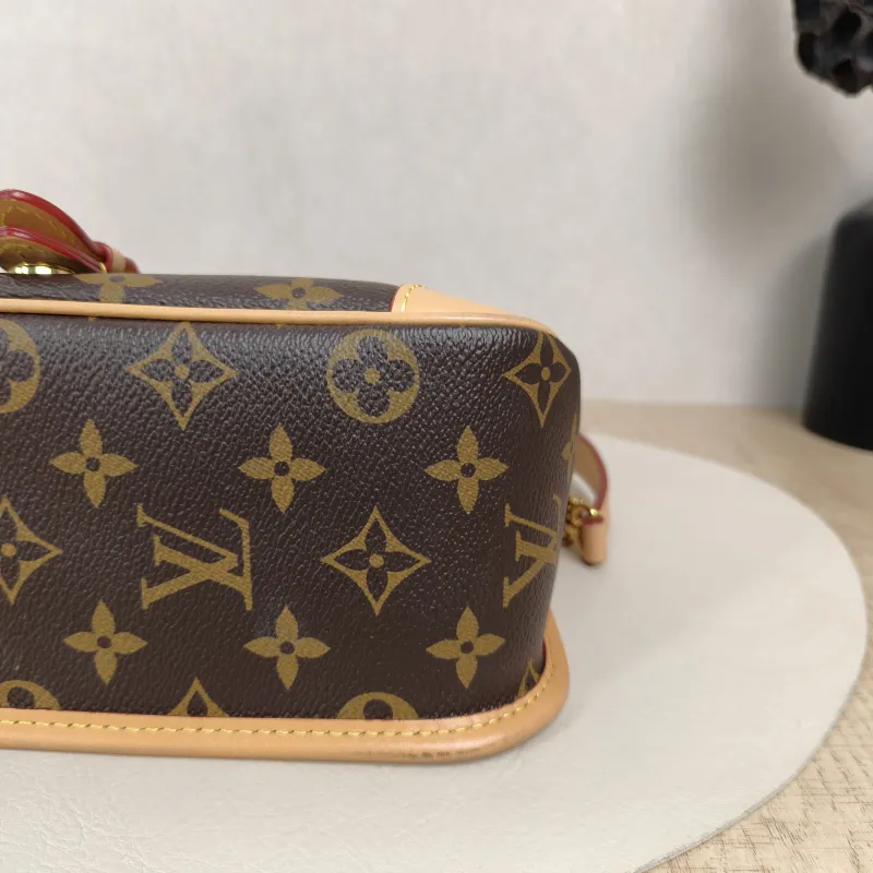 Louis Vuitton Crossbody Bag Diane Baguette Bag Shoulder Strap PVC Small24 × 9 × 15 cm — detail view 4 of 15