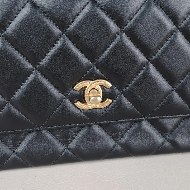 Chanel Crossbody Bag Black Lambskin One Size25 × 9 × 14.5 cm — detail view 2 of 13