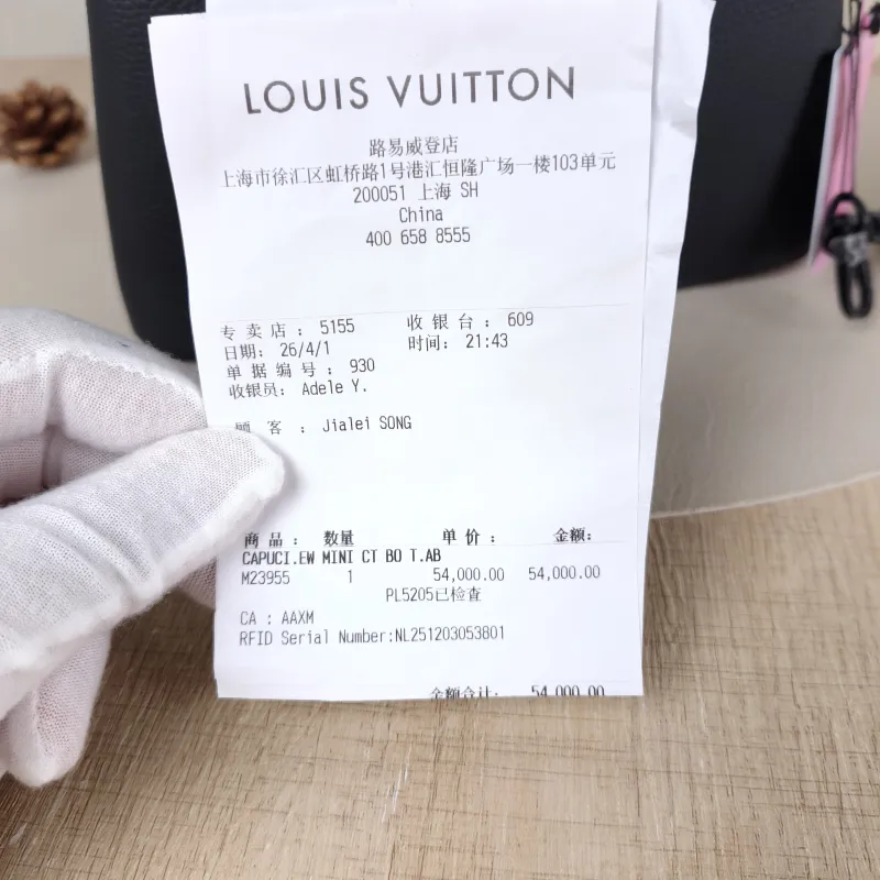 Louis Vuitton Crossbody Bag Capucines East West Black Calfskin Mini 22 × 8 × 12 cm — detail view 8 of 13