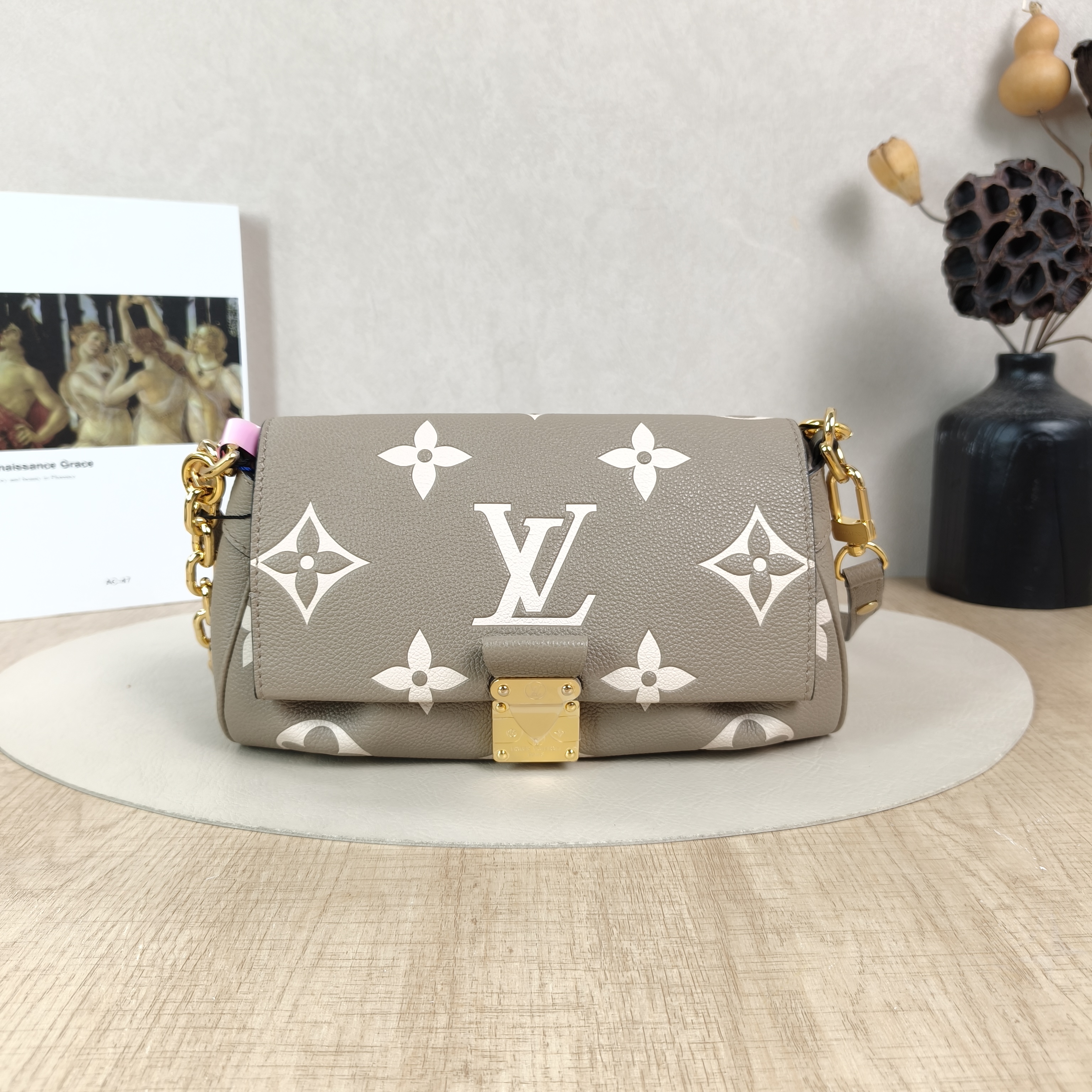 Louis Vuitton Crossbody Bag Favorite Empreinte Embossed Calfskin Monogram Medium24 × 9 × 14 cm