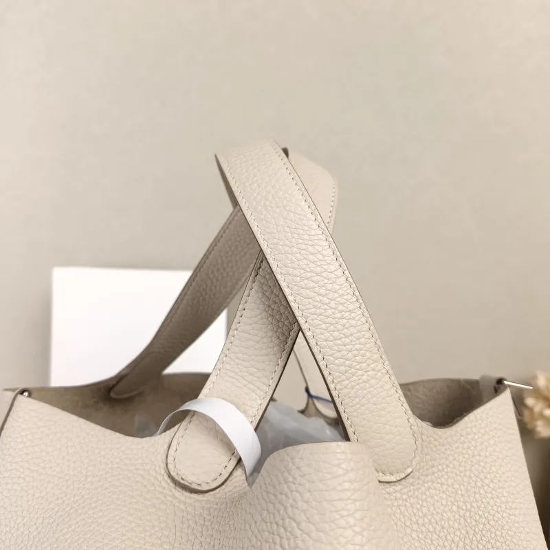 Hermès Top Handle Bag Picotin Lock 22 2210 TC Calfskin Medium22 × 17 × 21 cm — detail view 1 of 13