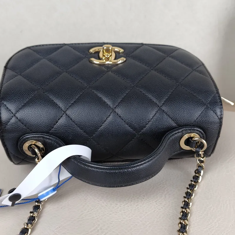Chanel Crossbody Bag affinity Messenger Bag Black with Gold-Tone Hardware Grained Calfskin Small 19 × 7 × 14 cm 27 — detail view 15 of 16