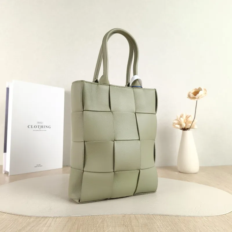 Bottega Veneta Shoulder Bag Cassette Woven Green Lambskin One Size 16.5 × 5.5 × 22 cm — cover view 2 of 5