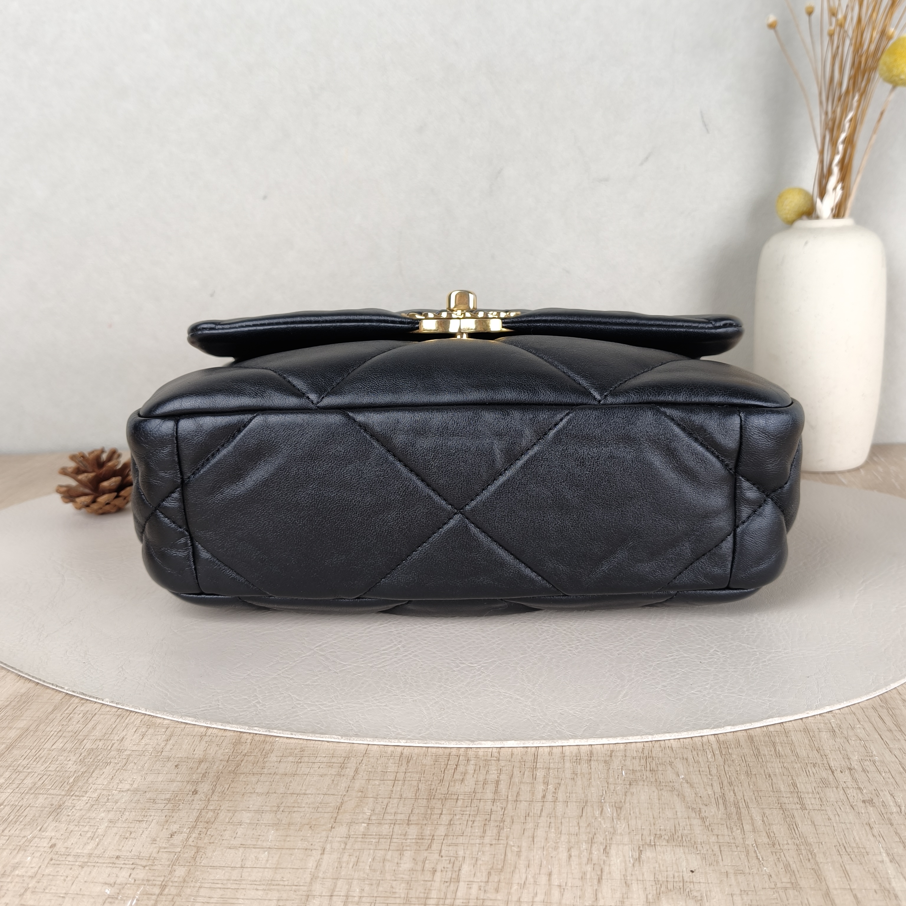 Chanel Crossbody Bag19Bag Black SL ambskin Small26 × 9 × 16 cm — cover view 4 of 5