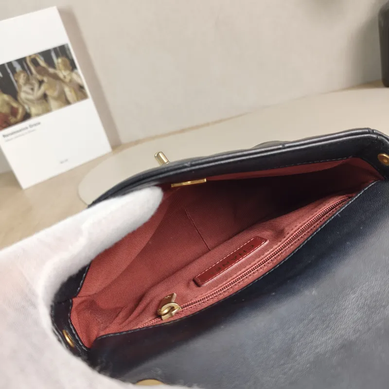Chanel Crossbody Bag21b Black Lambskinmini19 × 6 × 16 cm — detail view 7 of 14