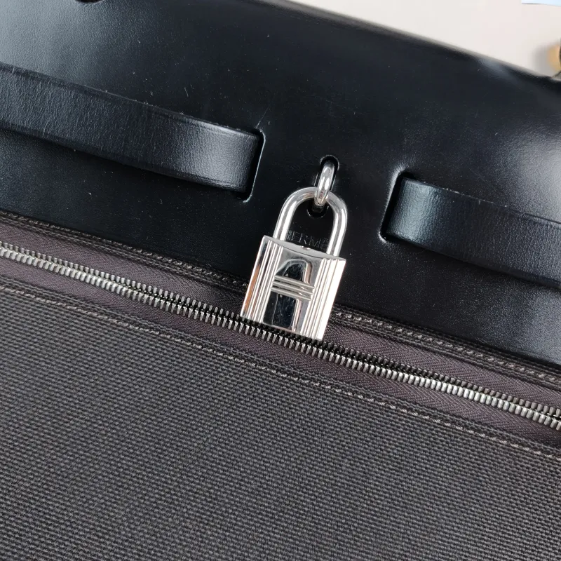 Hermès Shoulder Bag Herbag 31 Canvas Medium 30.5 × 11 × 25.5 cm Y — detail view 1 of 15