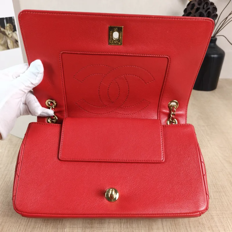 Chanel Crossbody Bag C Crossbody Bag Red Calfskin One Size25 × 6 × 15 cm — detail view 12 of 13