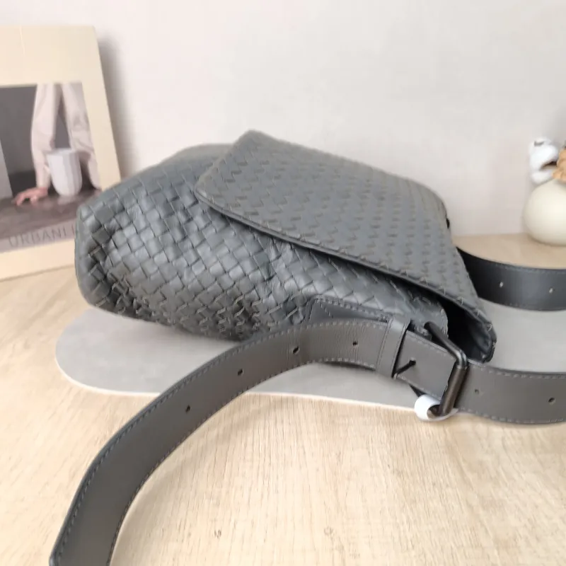 Bottega Veneta Shoulder Bag Messenger Bag Grey Calfskin One Size 30 × 7.5 × 31 cm — detail view 6 of 10