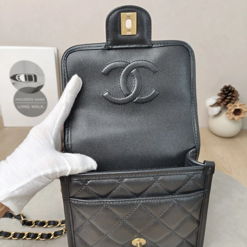 Chanel Crossbody Bag25b Messenger Bag Black Grained Calfskin Small17 × 7 × 16.5 cm — detail view 7 of 20