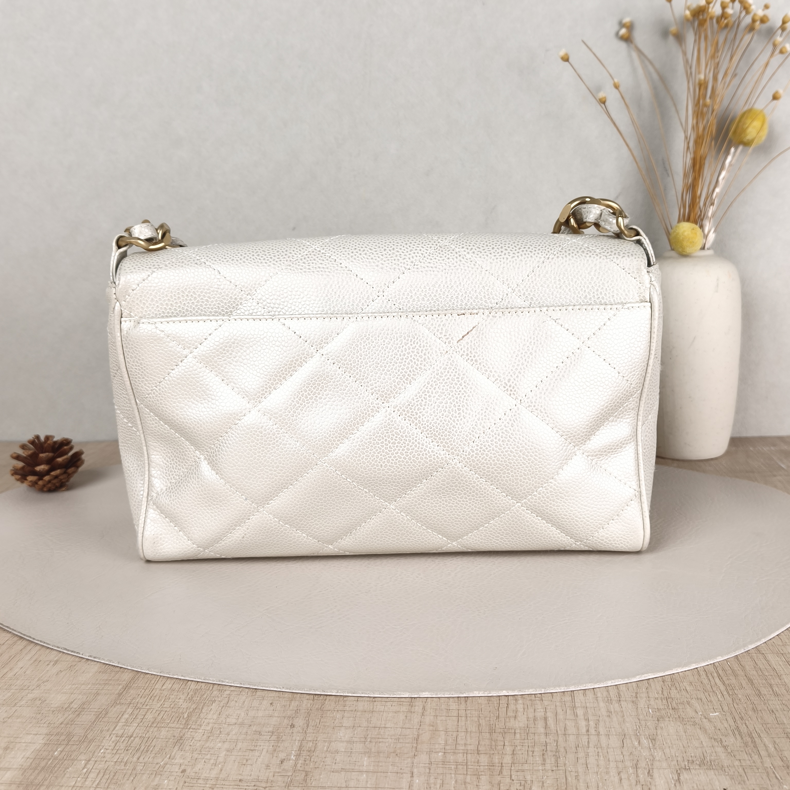 Chanel Shoulder Bag White Grained Calfskin One Size25 × 6 × 16 cm — cover view 3 of 5