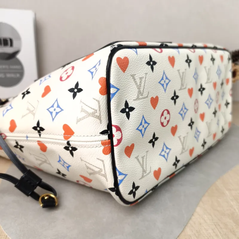 Louis Vuitton Shoulder Bag Neverfull White · Game On PVC Medium 31 × 14 × 28 cm — detail view 4 of 10