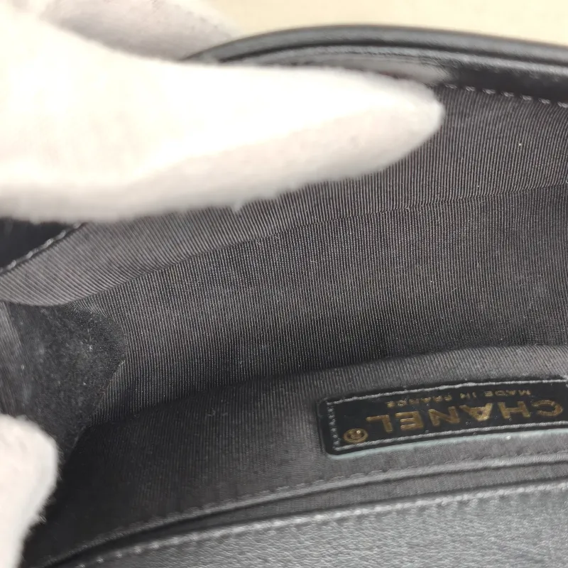Chanel Crossbody Bagv Le Boy​Black Calfskin Small20.5 × 8.5 × 12 cm — detail view 1 of 16