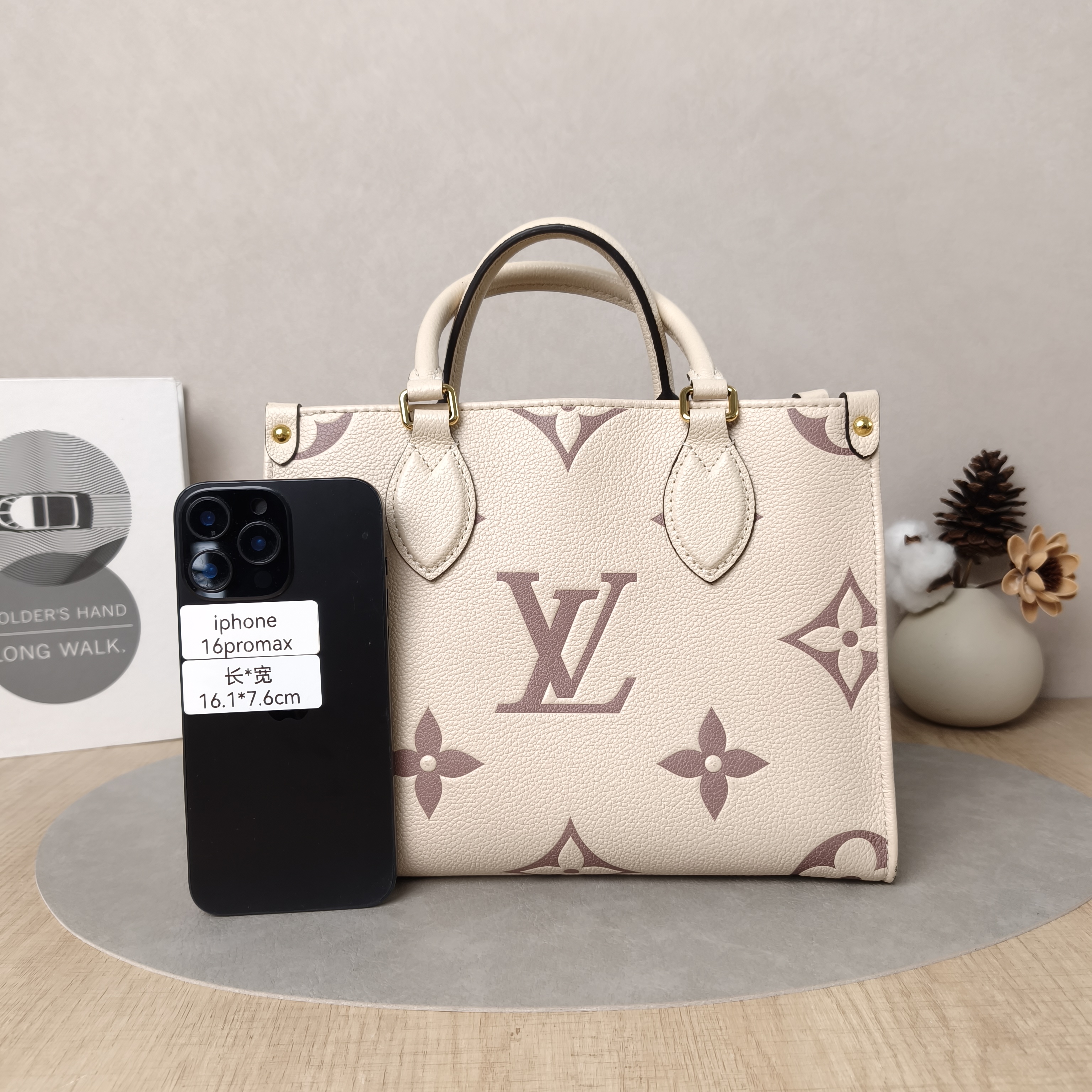 Louis Vuitton Shoulder Bag Onthego White · Pink Empreinte Embossed Calfskin Small25 × 11.5 × 19 cm — cover view 2 of 5