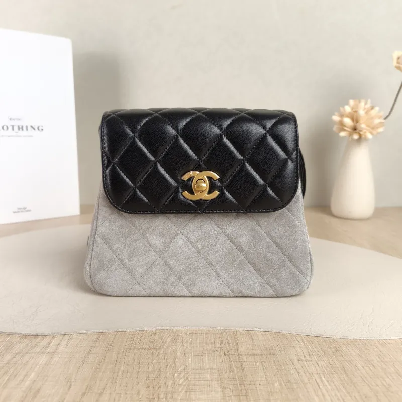 Chanel Crossbody Bag Suede Black Suede One Size18.5 × 6.5 × 15 cm