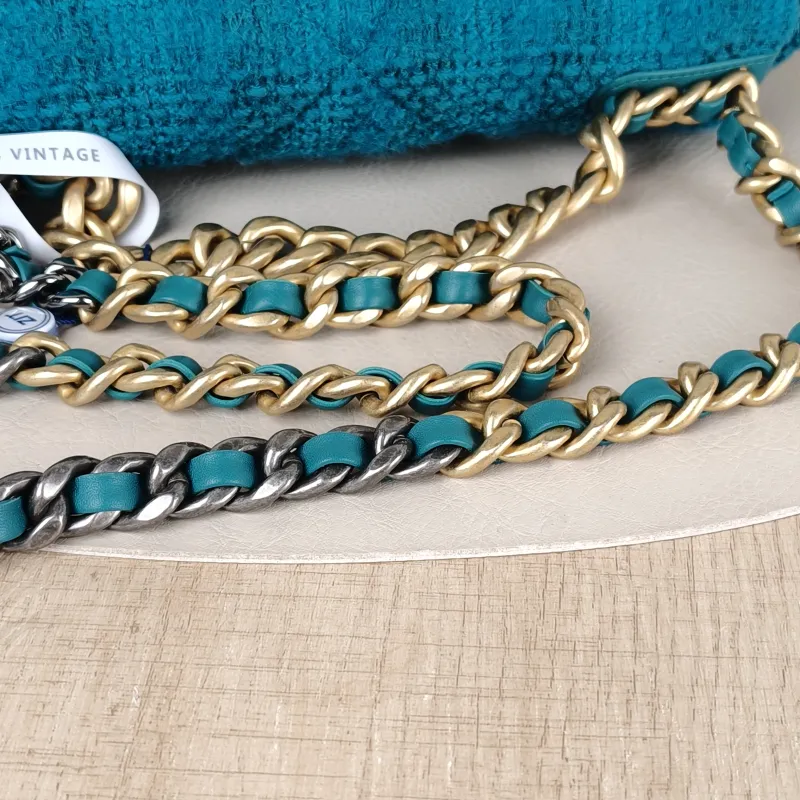Chanel Crossbody Bag 19Bag Green Small 26 × 9 × 16 cm 29 — detail view 12 of 15