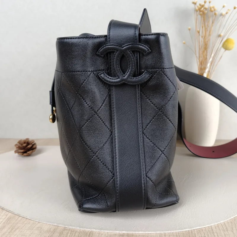 Chanel Shoulder Bag Bucket Bag Black Lambskin 22.5 × 13 × 22 cm — detail view 9 of 10