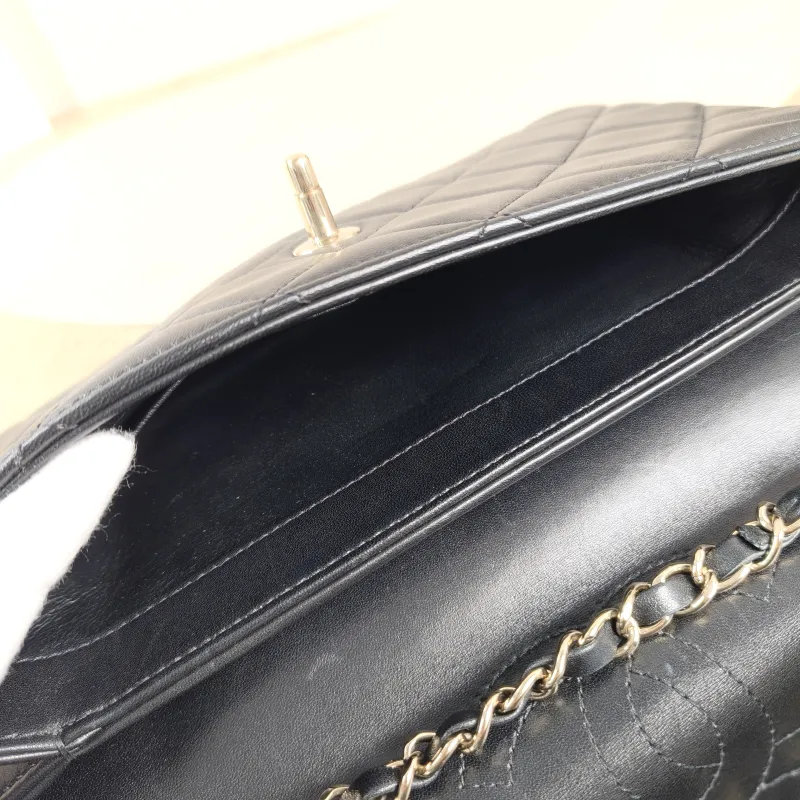 Chanel Shoulder Bagtrendy cc Shoulder Bag Black Lambskin Medium26 × 6 × 17 cm — detail view 13 of 13