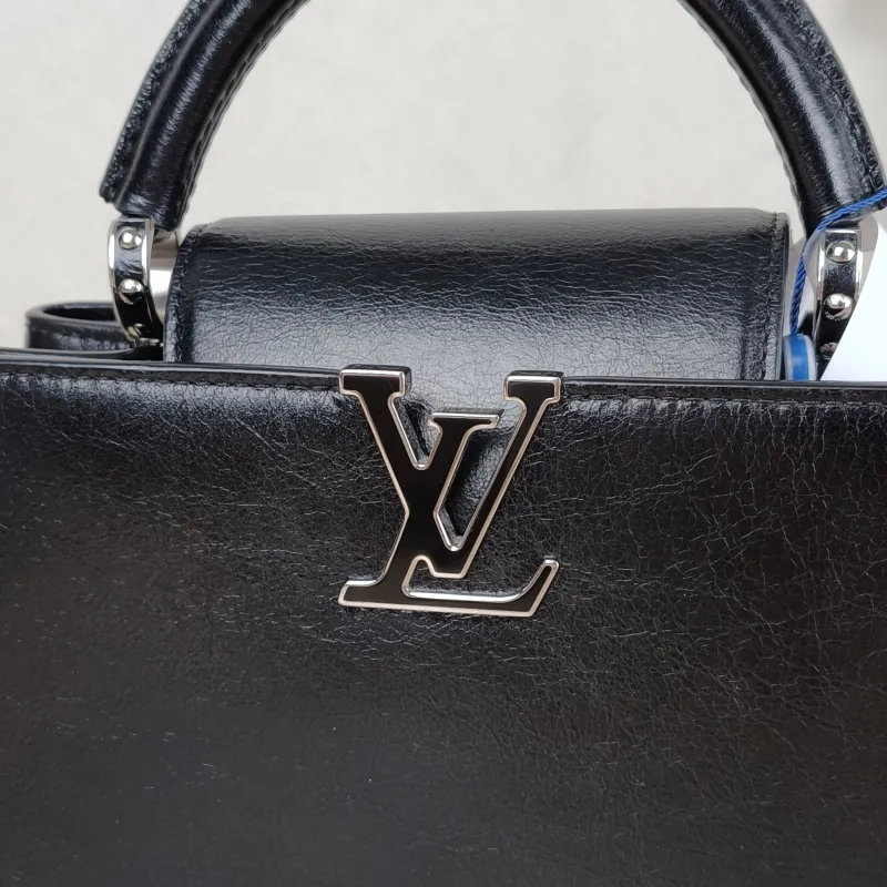 Louis Vuitton Crossbody Bag Capucines East West Black Calfskin BB 26.5 × 8 × 14 cm — detail view 10 of 13