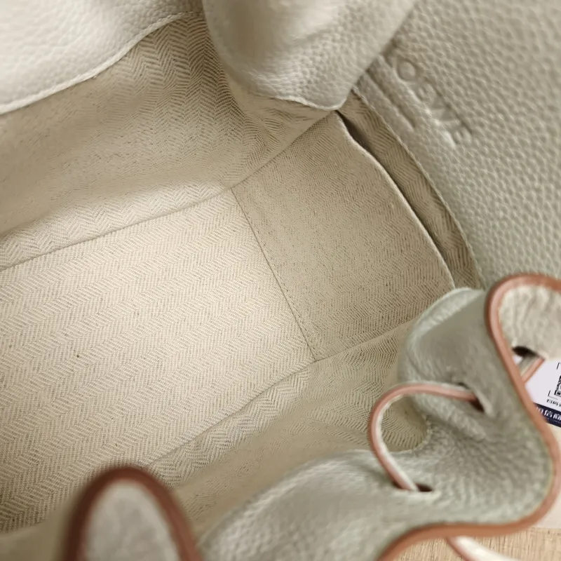 LOEWE Crossbody Bag Hammock White Calfskinmini17 × 11 × 19.5 cm — detail view 9 of 10